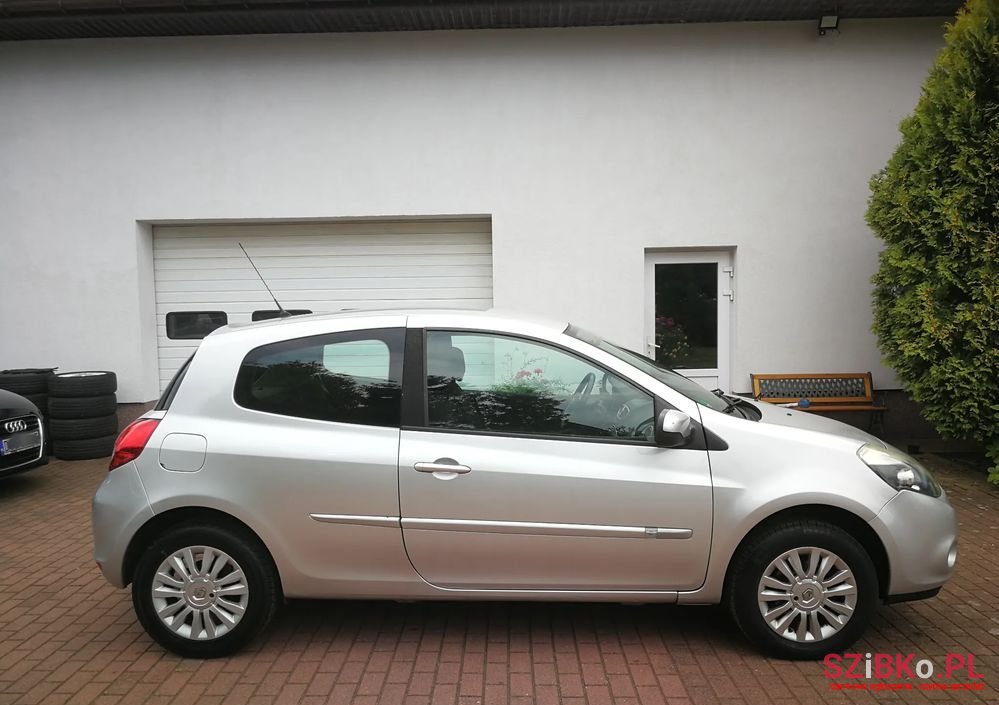 2010' Renault Clio photo #5