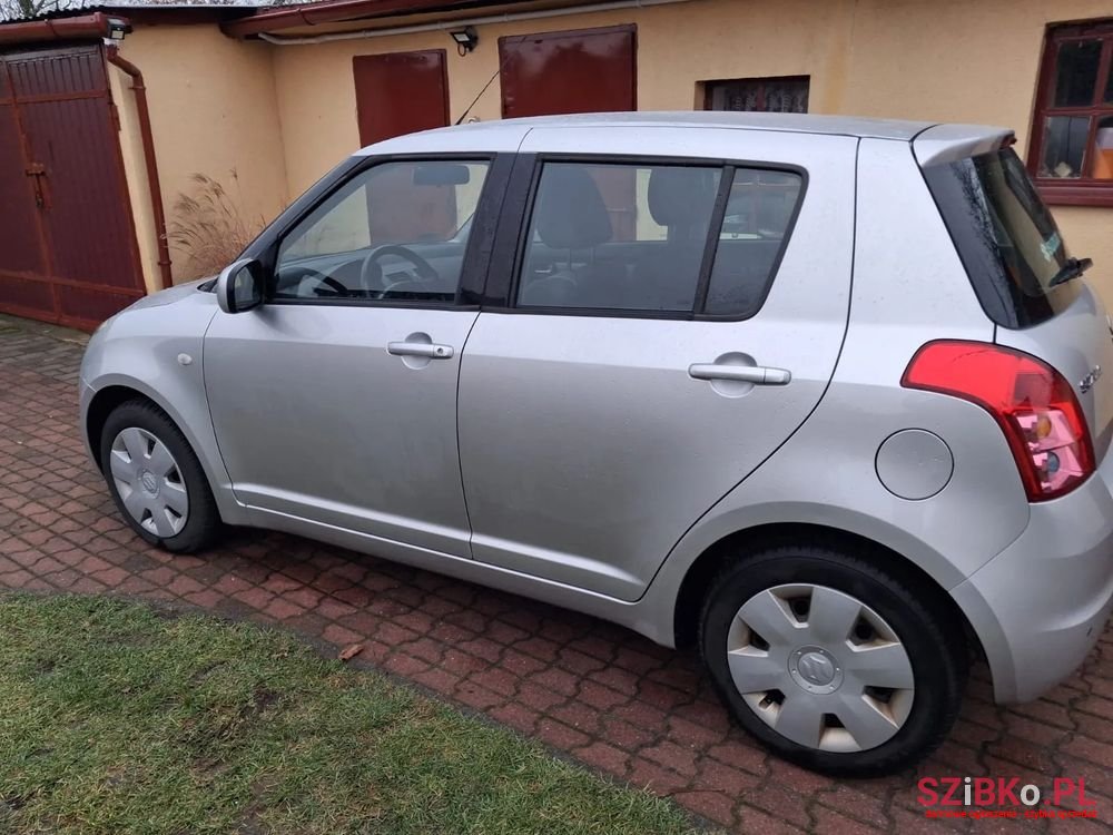 2009' Suzuki Swift 1.3 Sakura photo #1