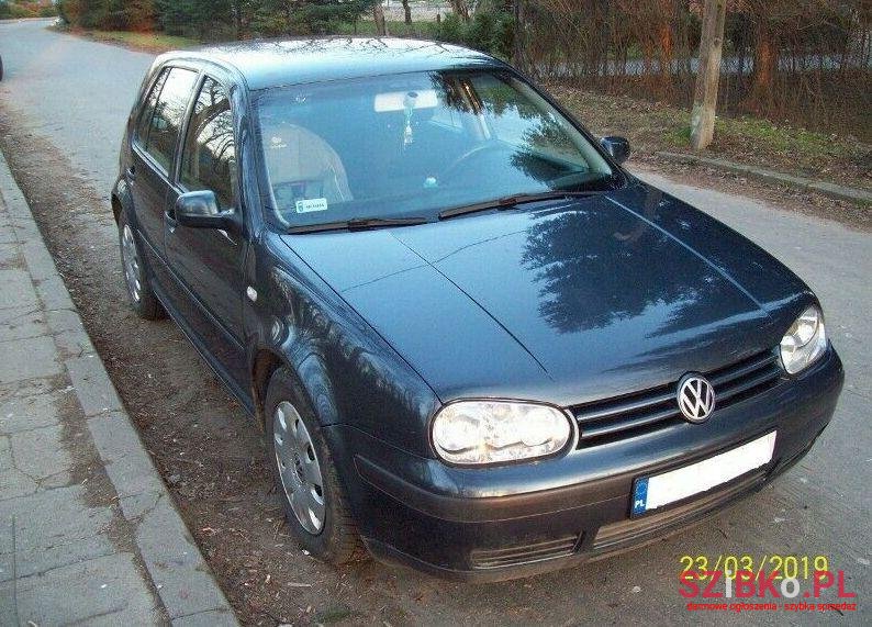 2002' Volkswagen Golf photo #1