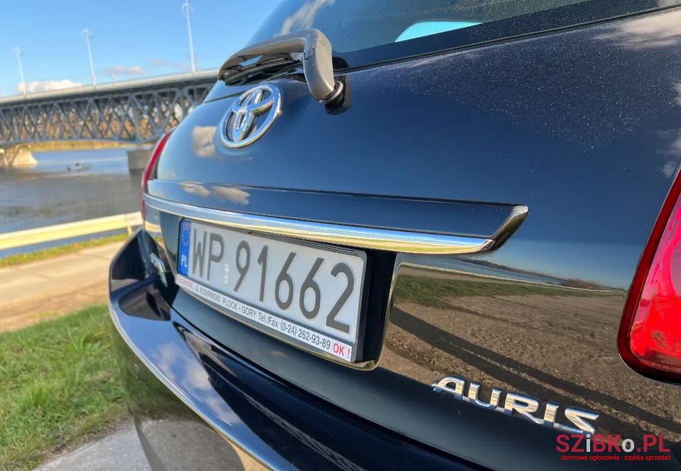 2011' Toyota Auris photo #5