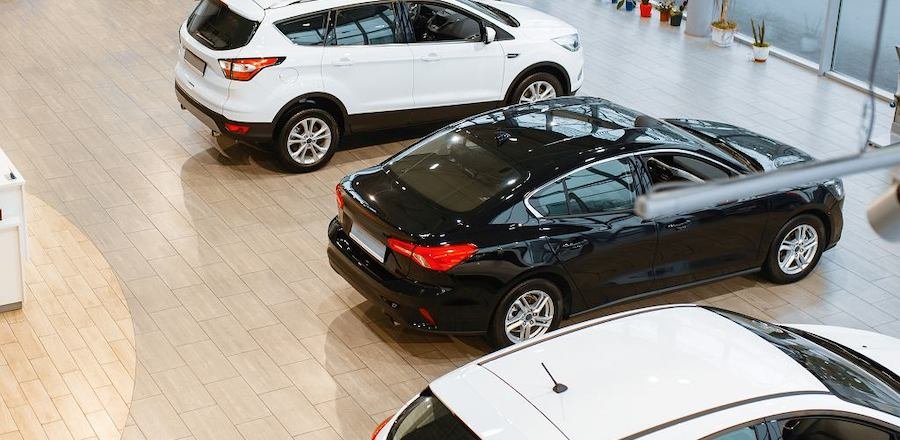 Polskie salony samochodowe świecą pustkami. Co naprawdę stało się w styczniu?