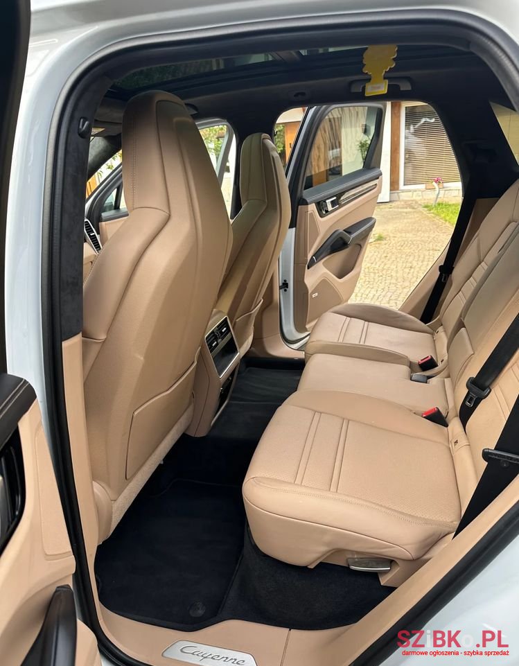 2021' Porsche Cayenne Standard photo #3