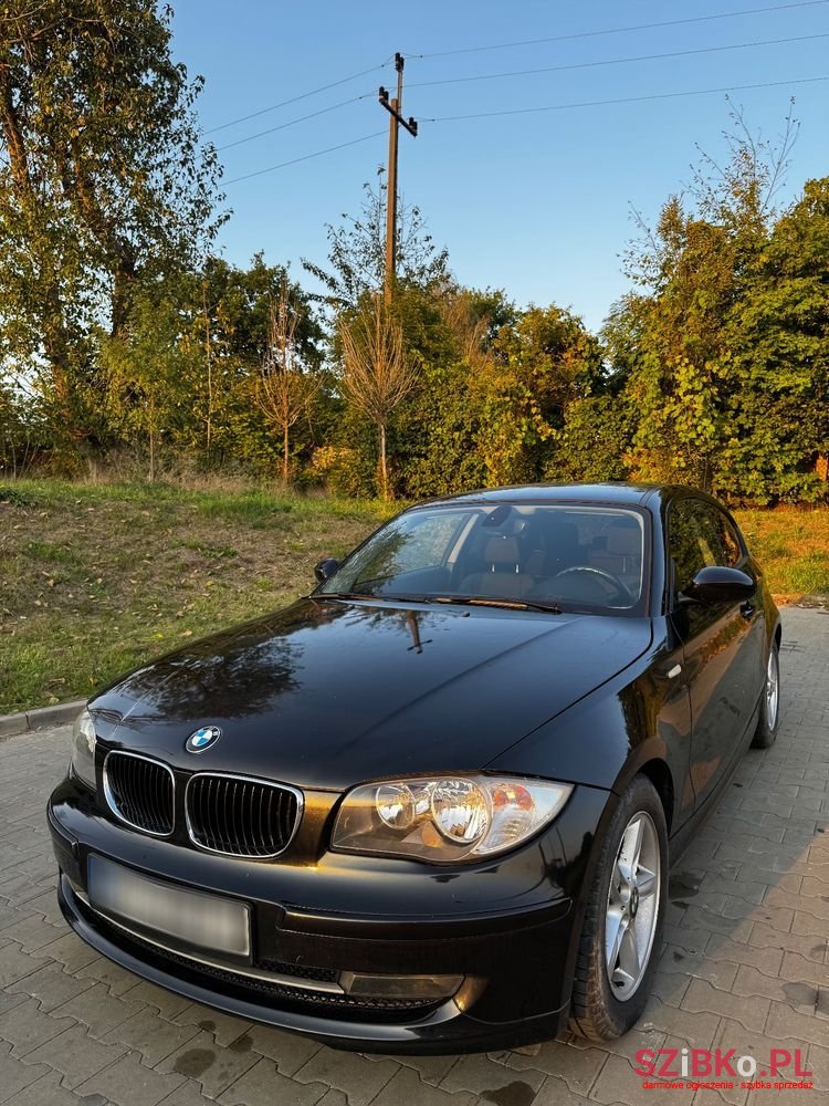 2009' BMW 1 Series 116I photo #2