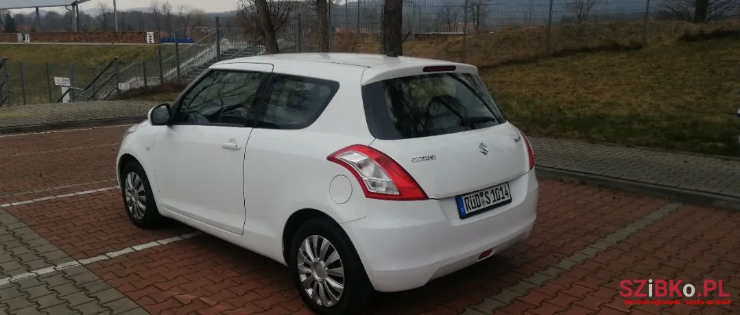 2011' Suzuki Swift photo #3