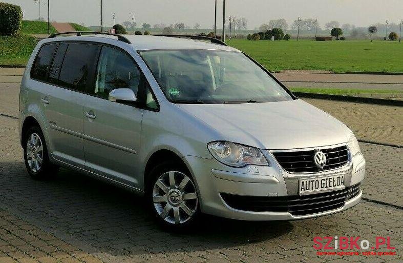 2008' Volkswagen Touran photo #1