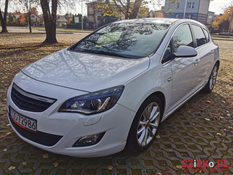 2011' Opel Astra photo #2