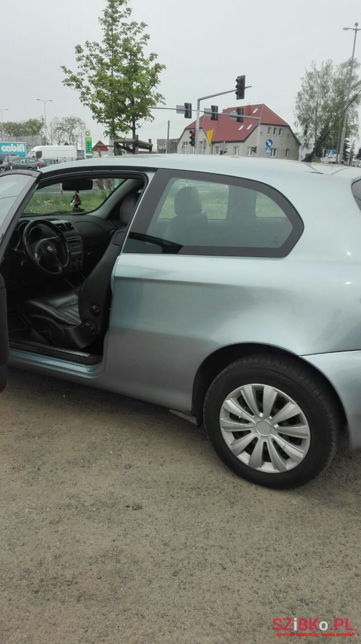 2001' Alfa Romeo 147 3 Door Sel photo #1