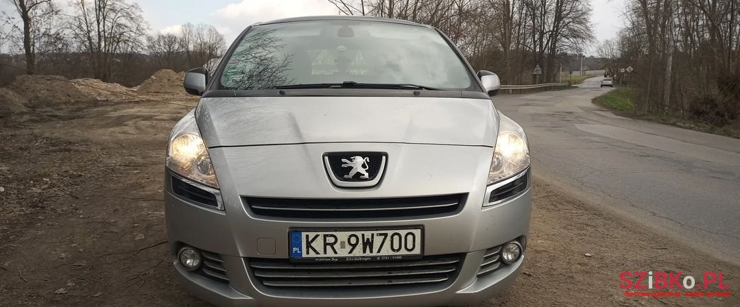 2011' Peugeot 5008 photo #2