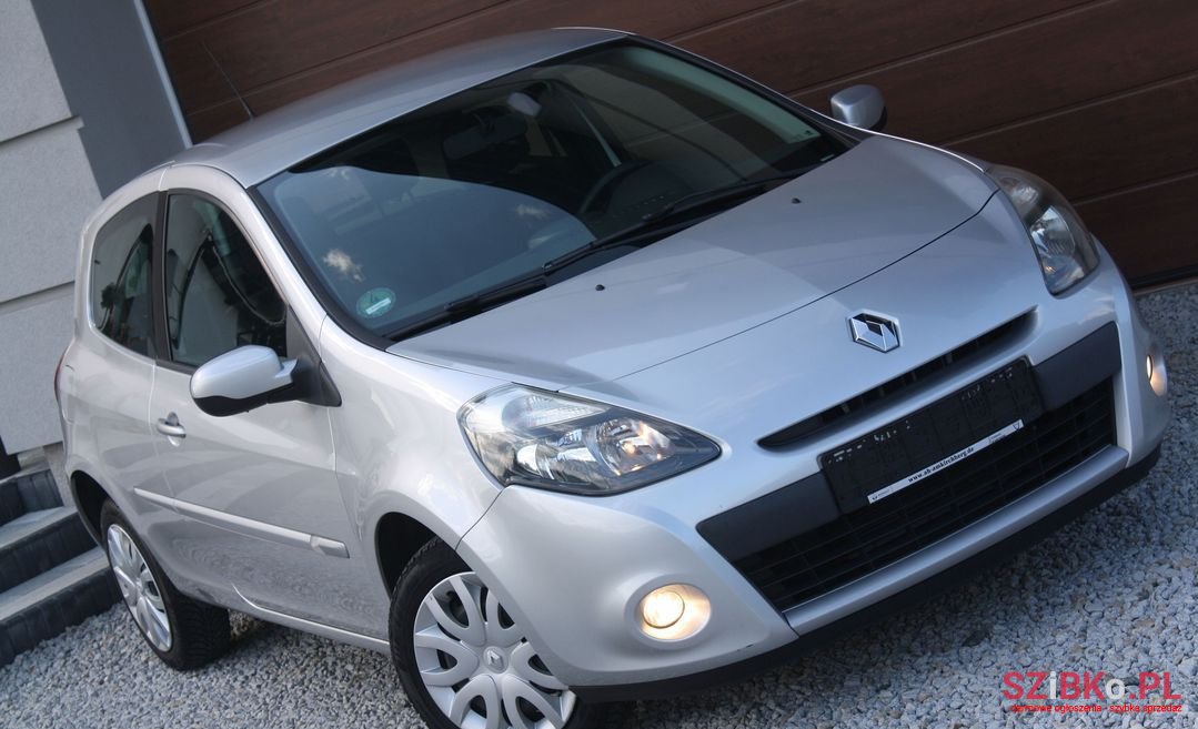 2011' Renault Clio photo #4