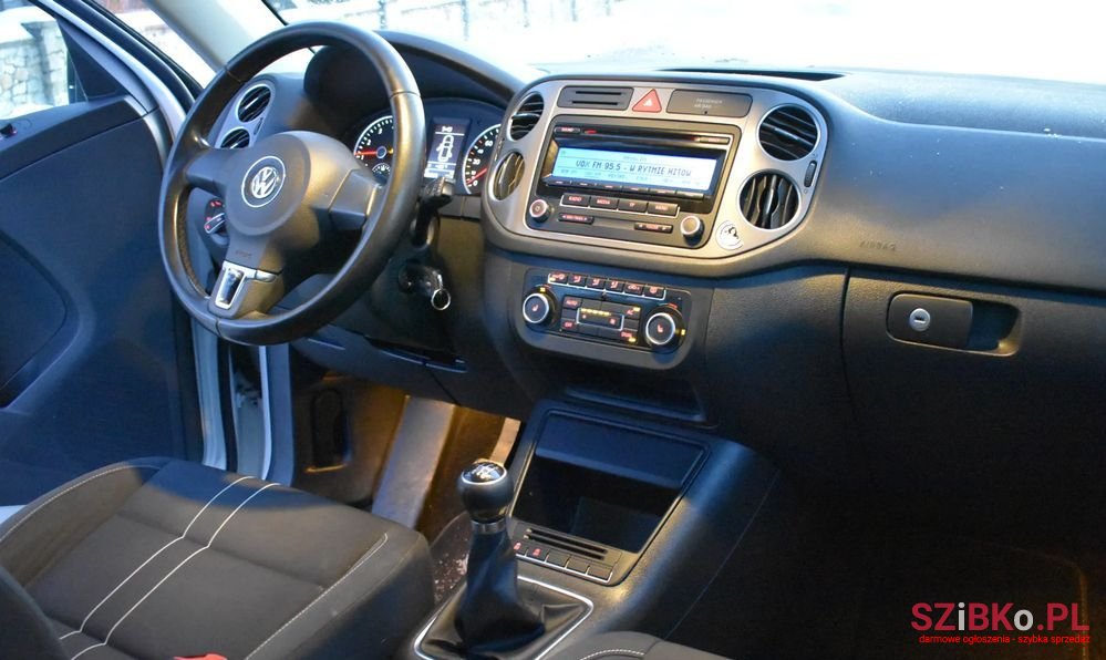 2011' Volkswagen Tiguan photo #4