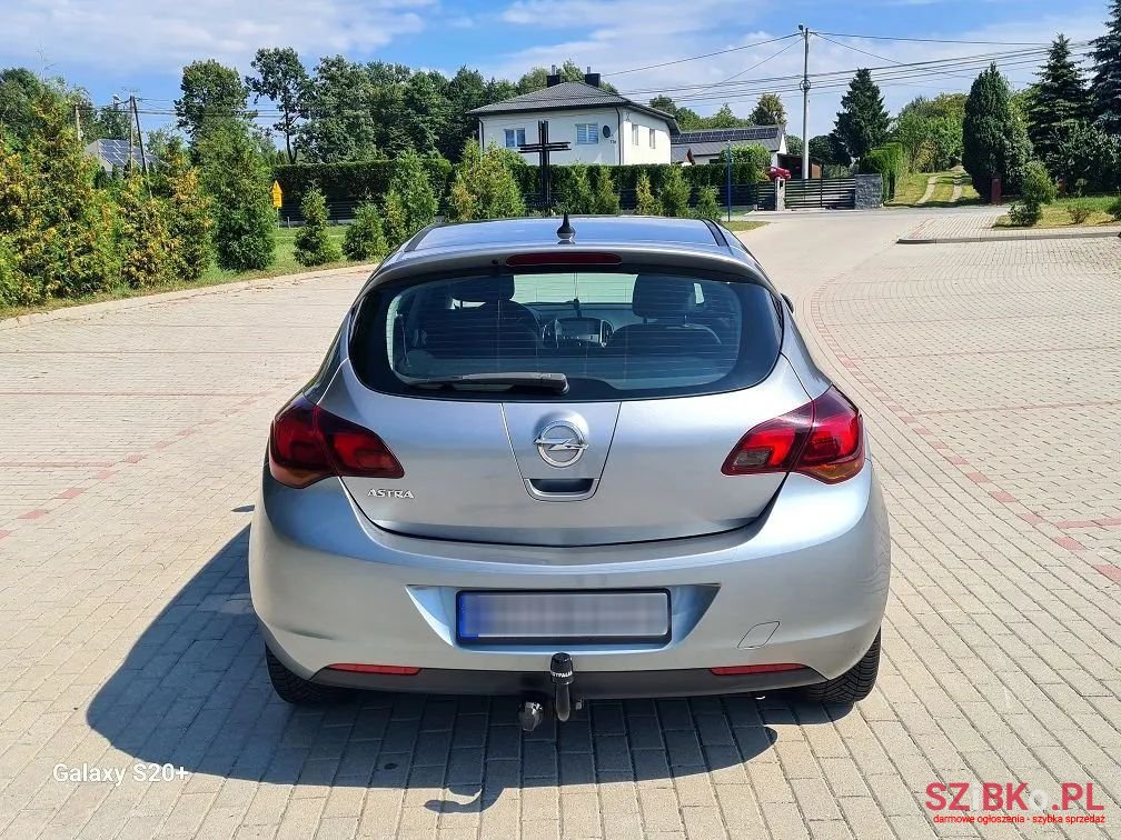 2010' Opel Astra photo #4