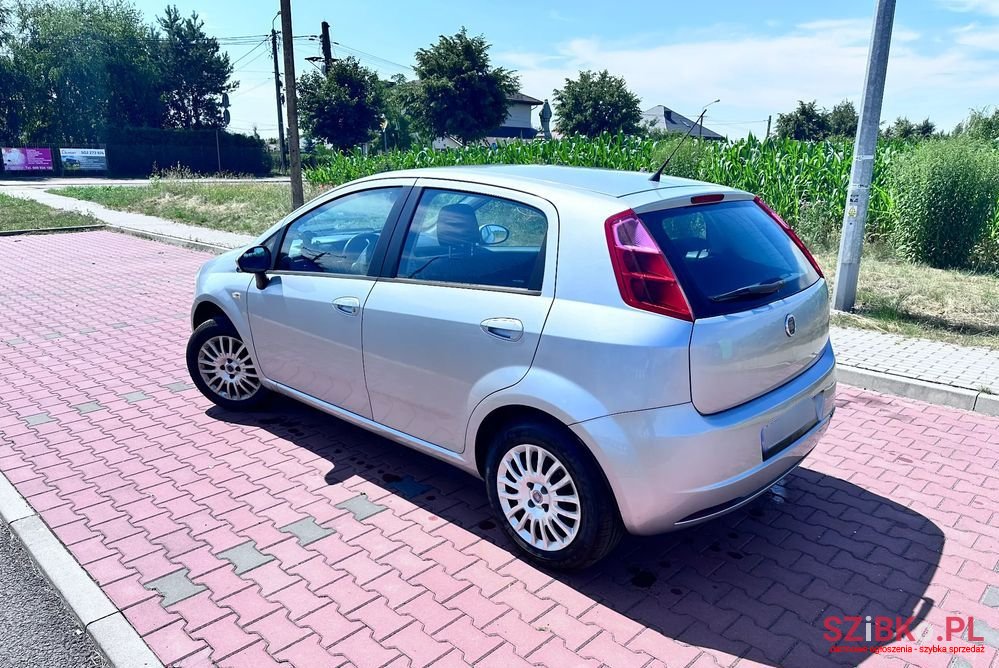 2009' Fiat Grande Punto 1.4 8V photo #2