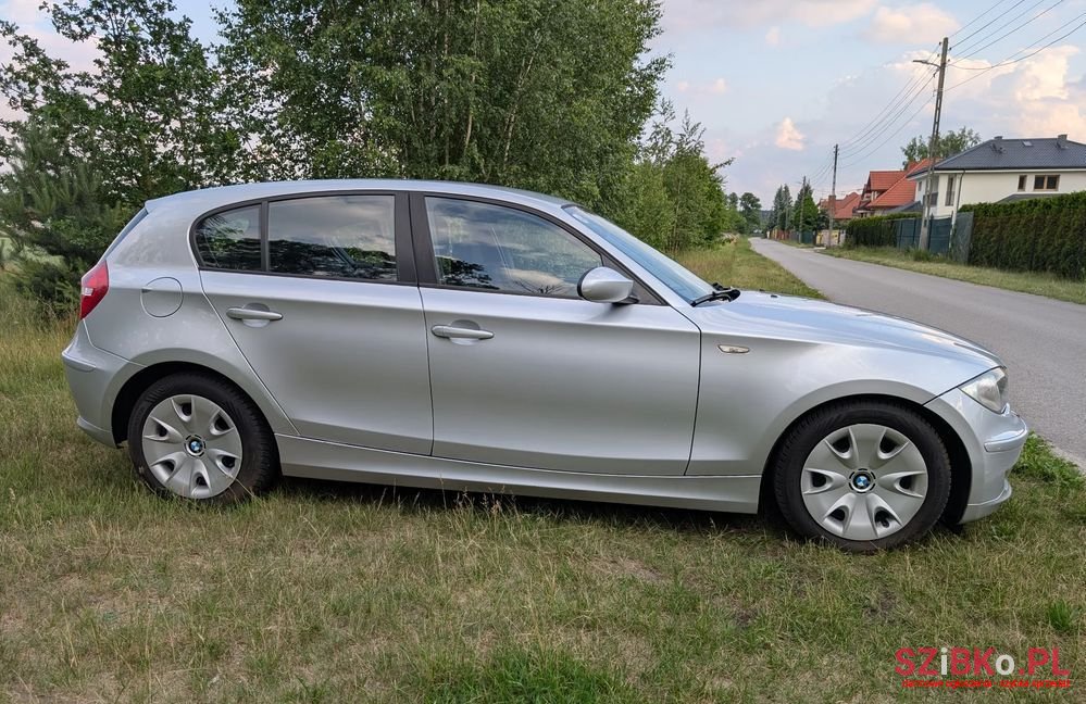 2009' BMW 1 Series 116I photo #4