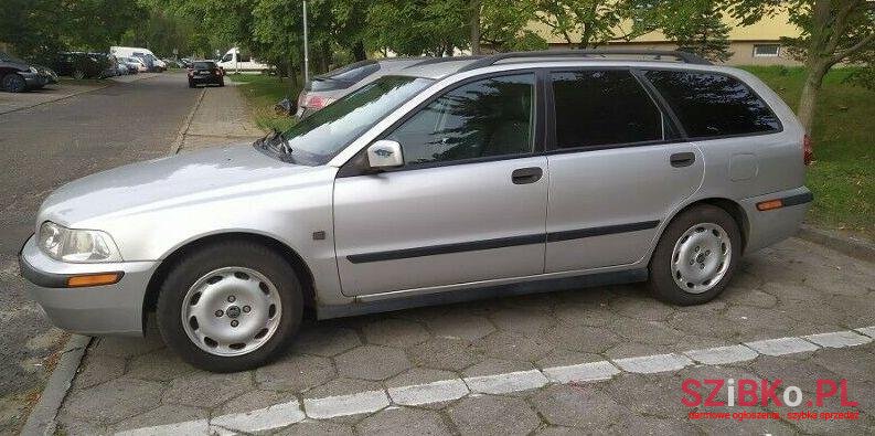 2001' Volvo V40 photo #1