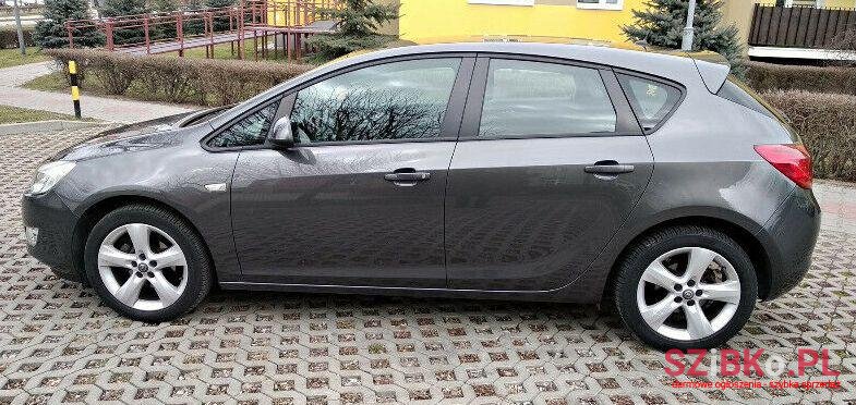 2010' Opel Astra photo #1