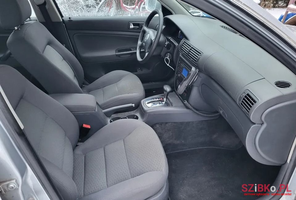 2005' Volkswagen Passat photo #3