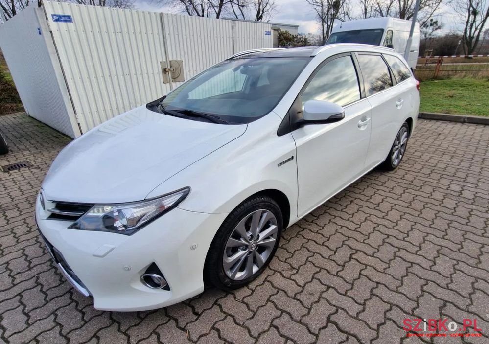 2013' Toyota Auris photo #2