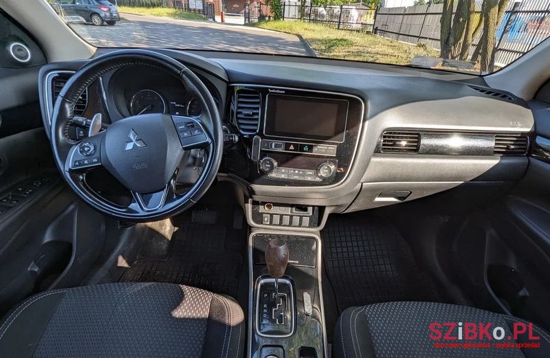 2020' Mitsubishi Outlander photo #3