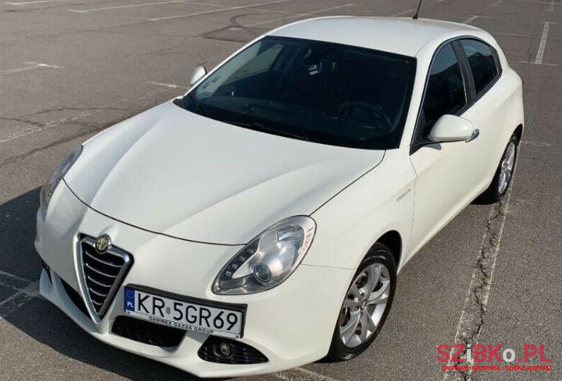 2011' Alfa Romeo Giulietta photo #2