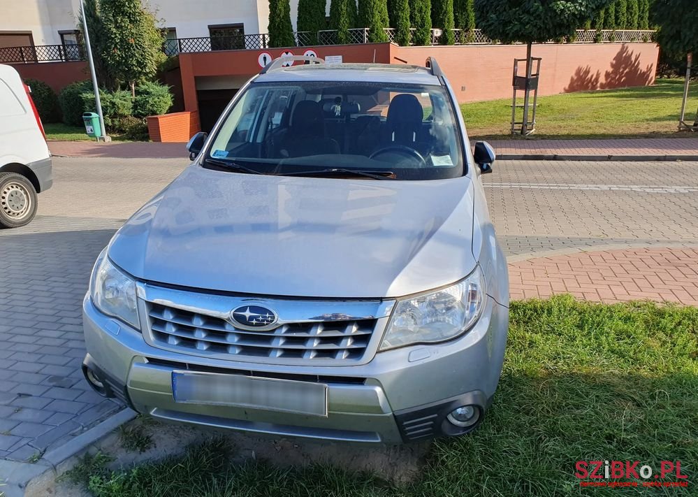 2011' Subaru Forester photo #2