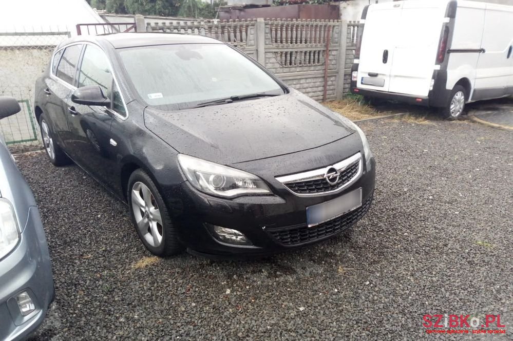 2010' Opel Astra photo #1