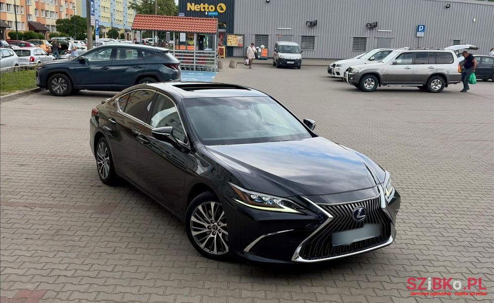 2019' Lexus ES 300H Prestige photo #1