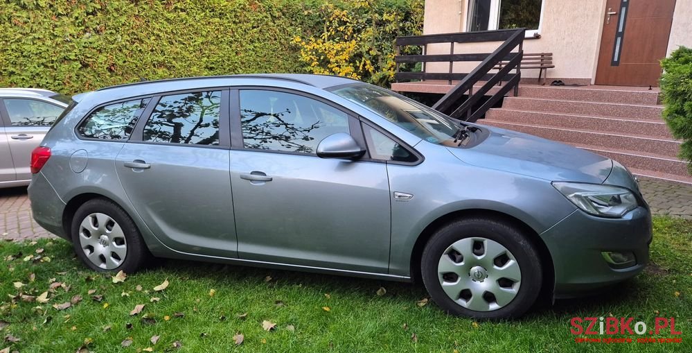 2011' Opel Astra photo #2