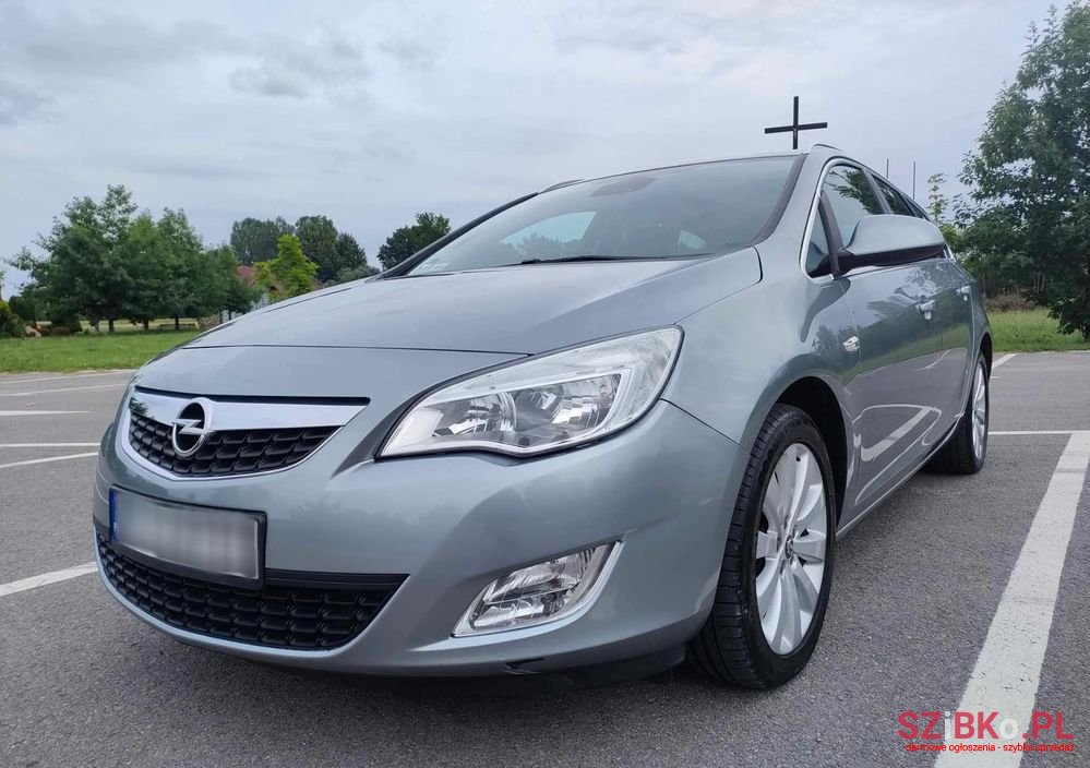 2011' Opel Astra photo #1