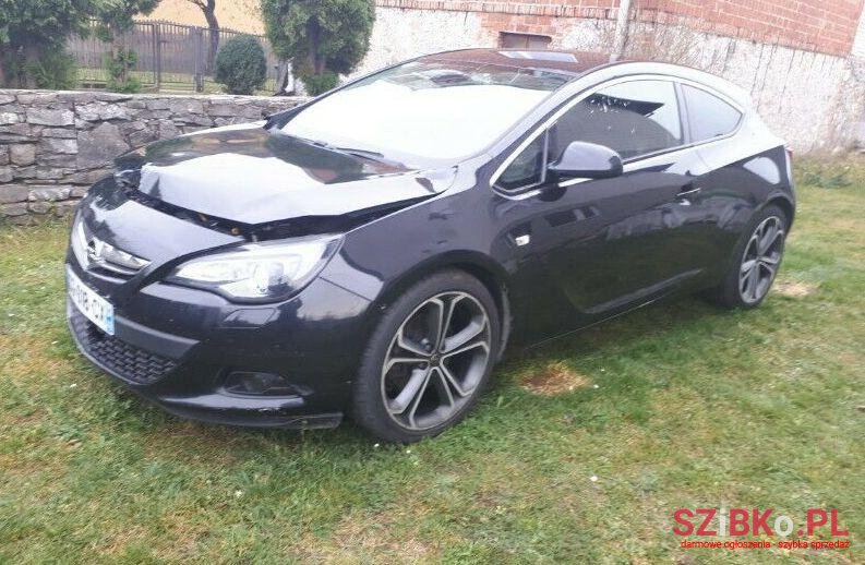 2012' Opel Astra photo #1