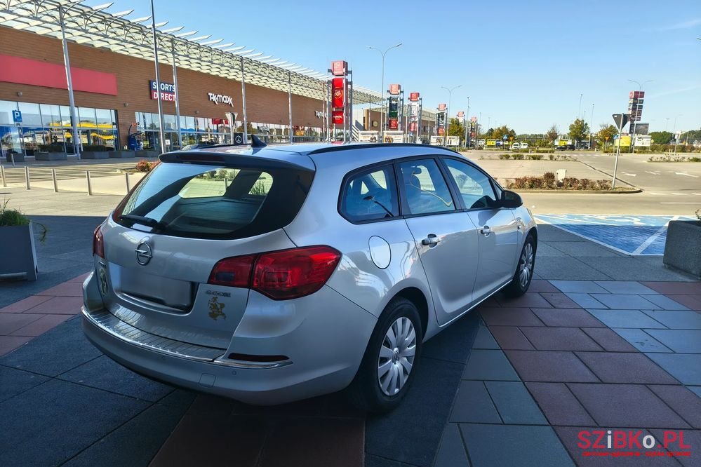 2013' Opel Astra photo #3