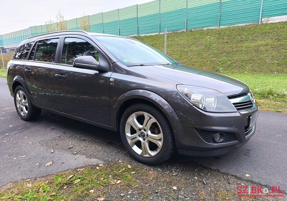 2010' Opel Astra photo #1