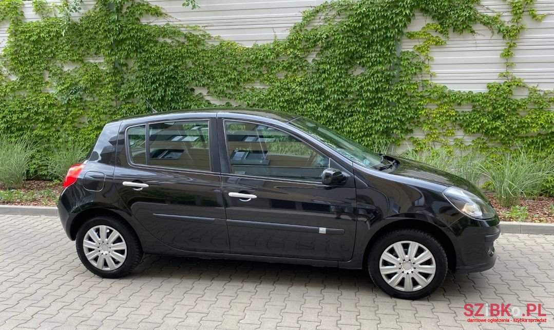 2008' Renault Clio photo #3