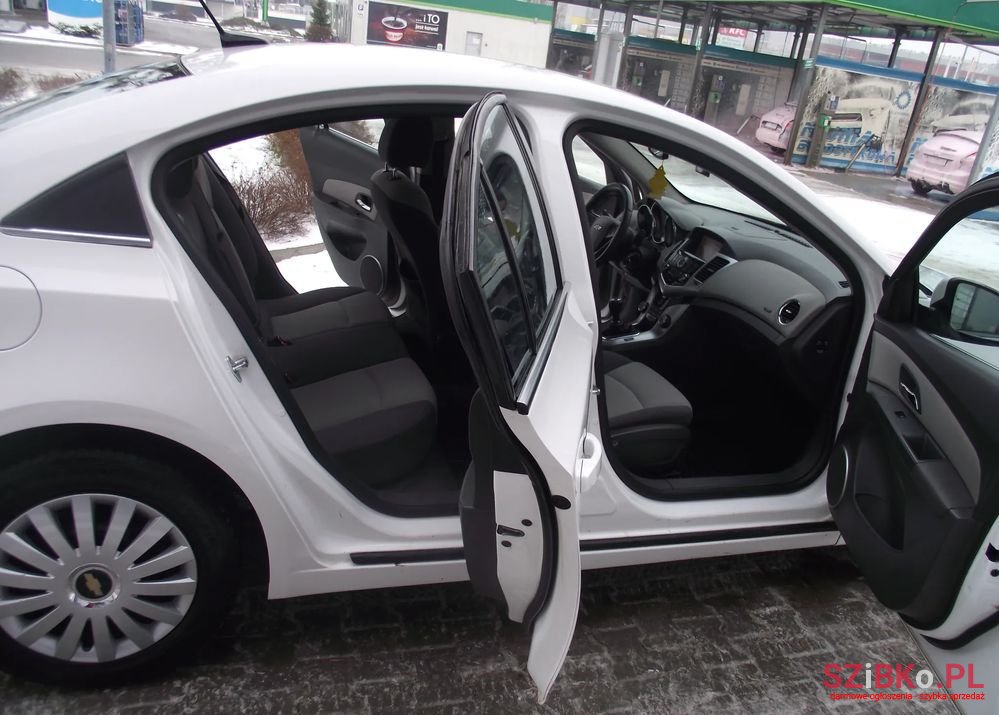 2010' Chevrolet Cruze photo #5