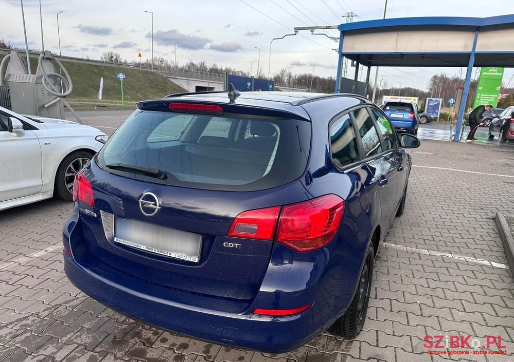 2012' Opel Astra photo #3