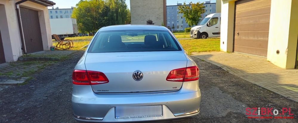 2010' Volkswagen Passat photo #4