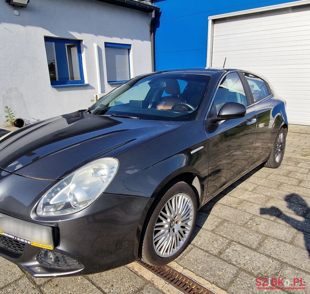 2013' Alfa Romeo Giulietta photo #2