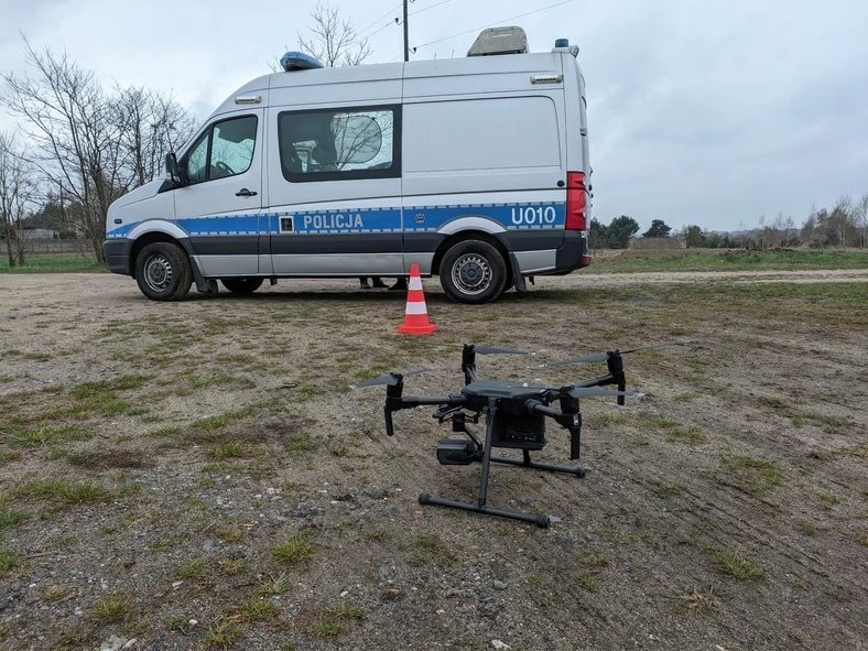 Policjanci wymyślili nowy sposób na użycie dronów zimą. Mandaty sypią się z nieba