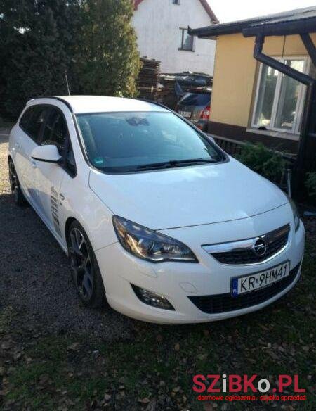 2011' Opel Astra photo #2