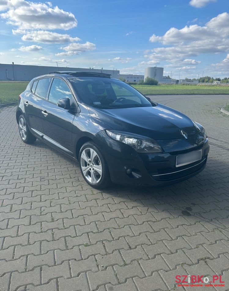 2011' Renault Megane photo #1