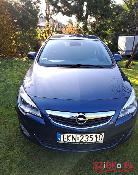 2010' Opel Astra photo #1