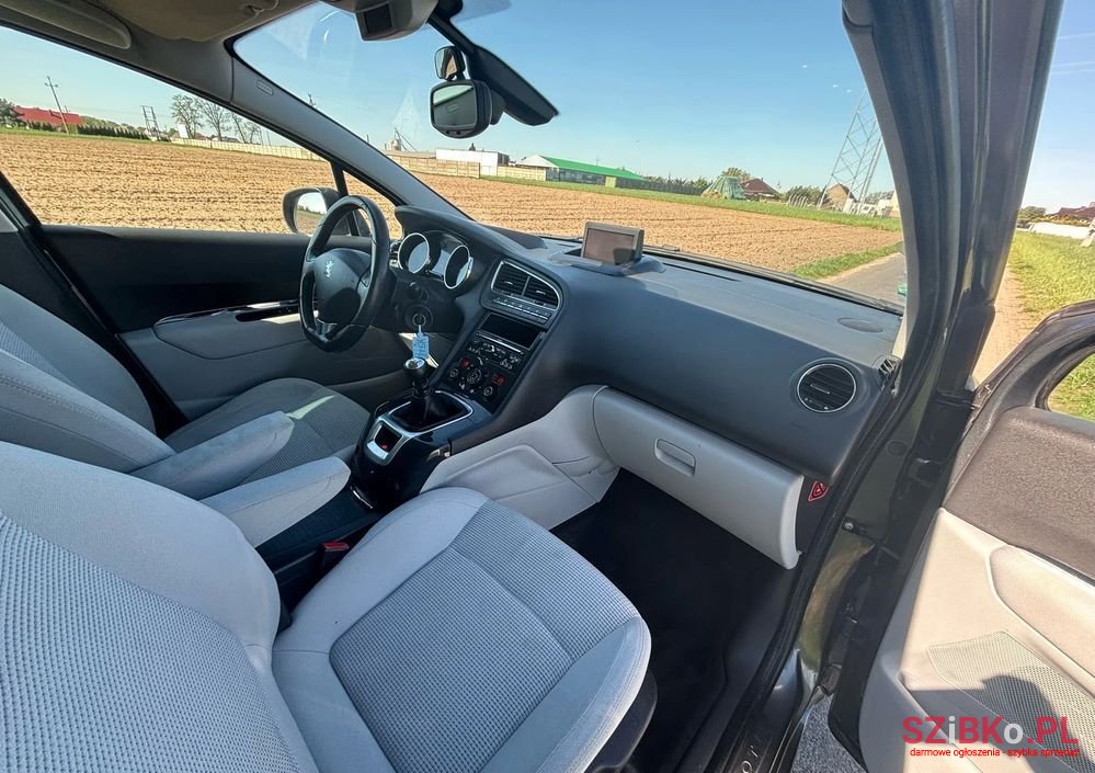 2010' Peugeot 5008 photo #6