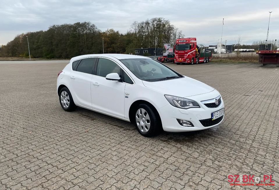 2010' Opel Astra photo #1