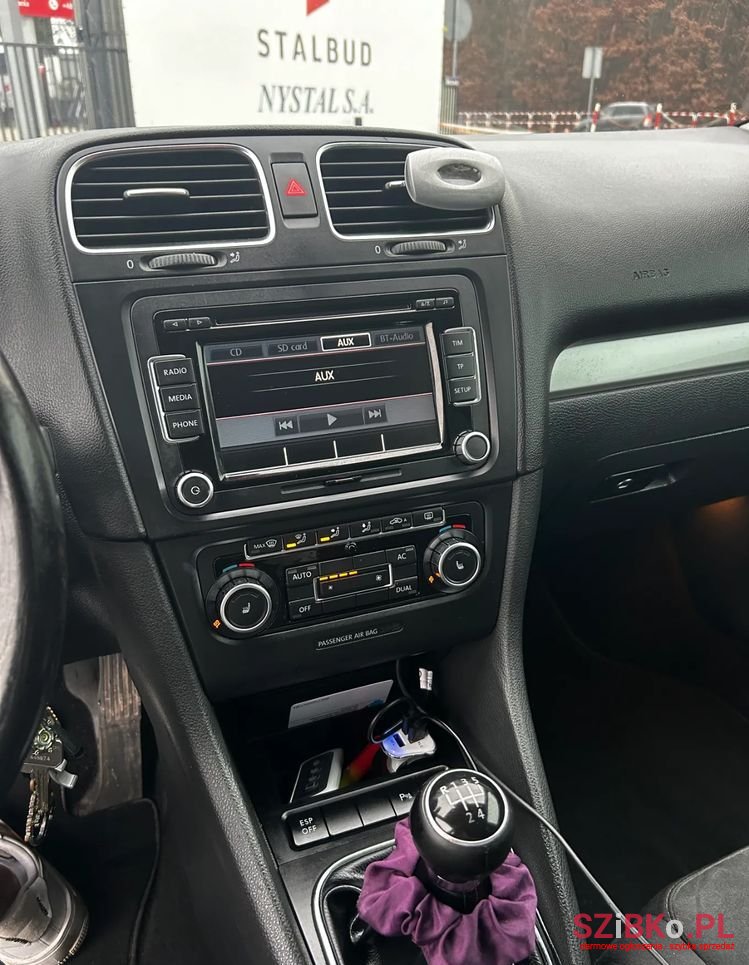 2009' Volkswagen Golf photo #3