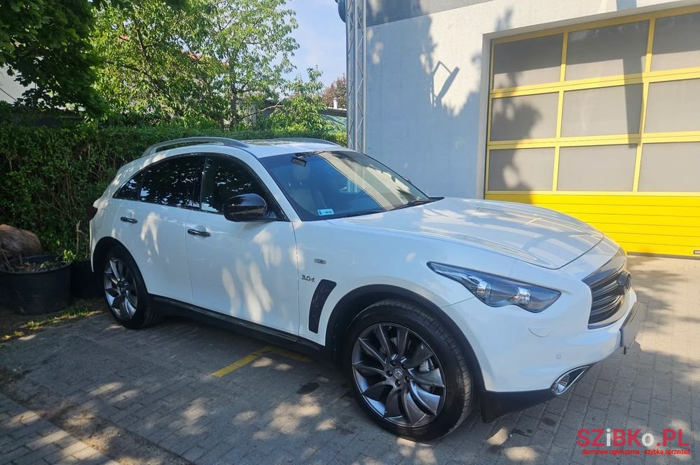 2013' Infiniti QX70 3.0D S Premium photo #3