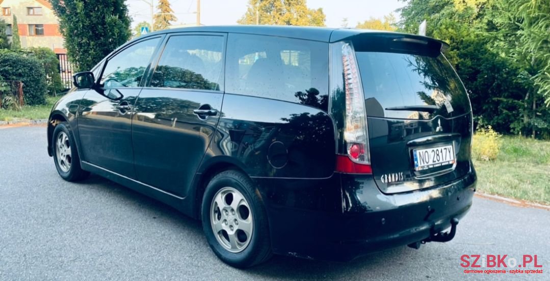 2007' Mitsubishi Grandis photo #5