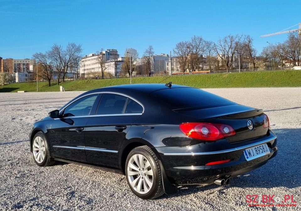 2009' Volkswagen Passat photo #2