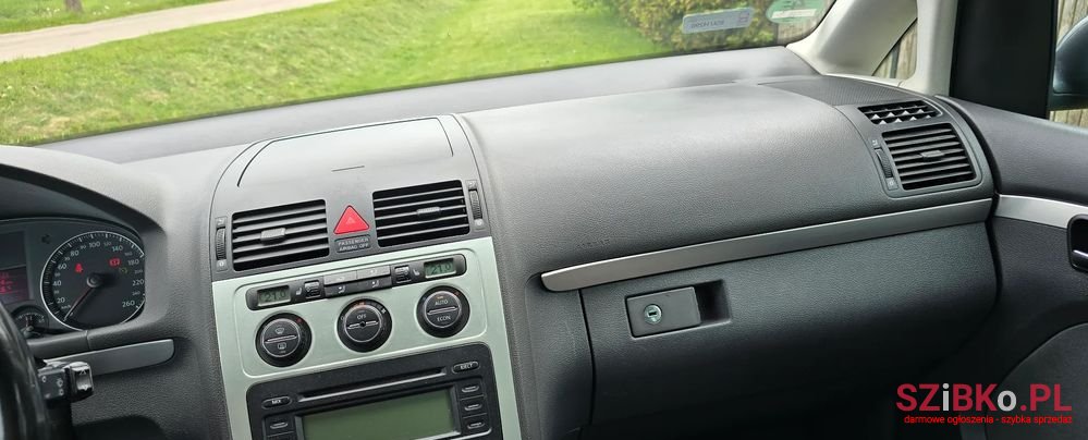 2004' Volkswagen Touran 2.0 Fsi Highline photo #4