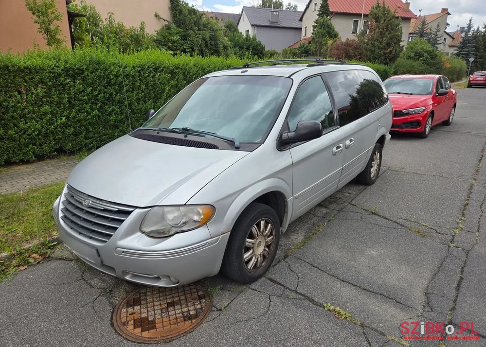 2006' Chrysler Town & Country photo #4