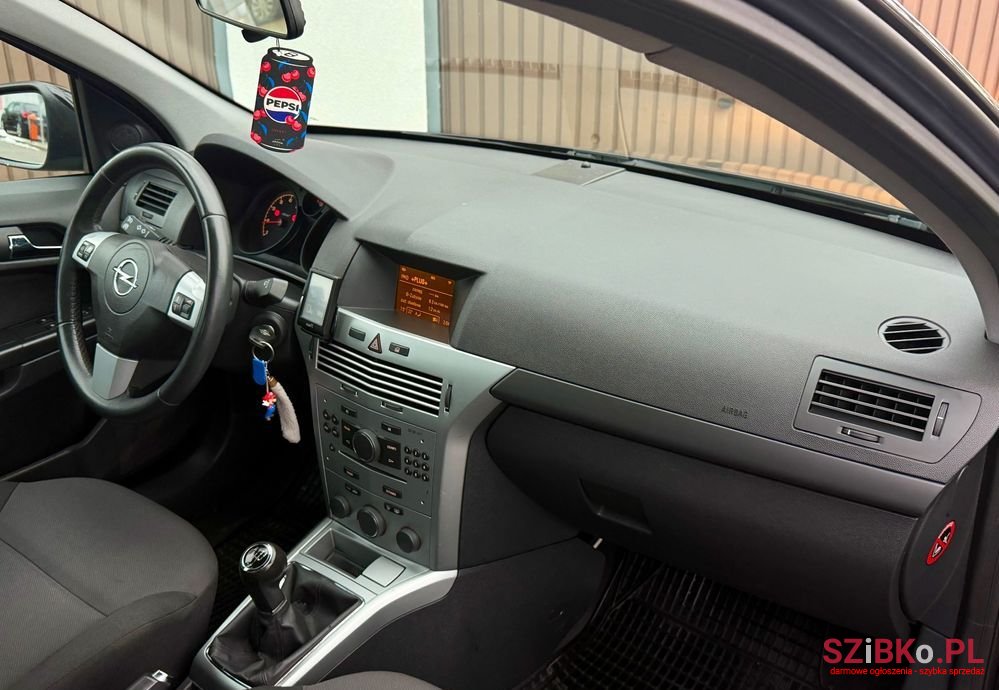 2011' Opel Astra 1.6 Active photo #5