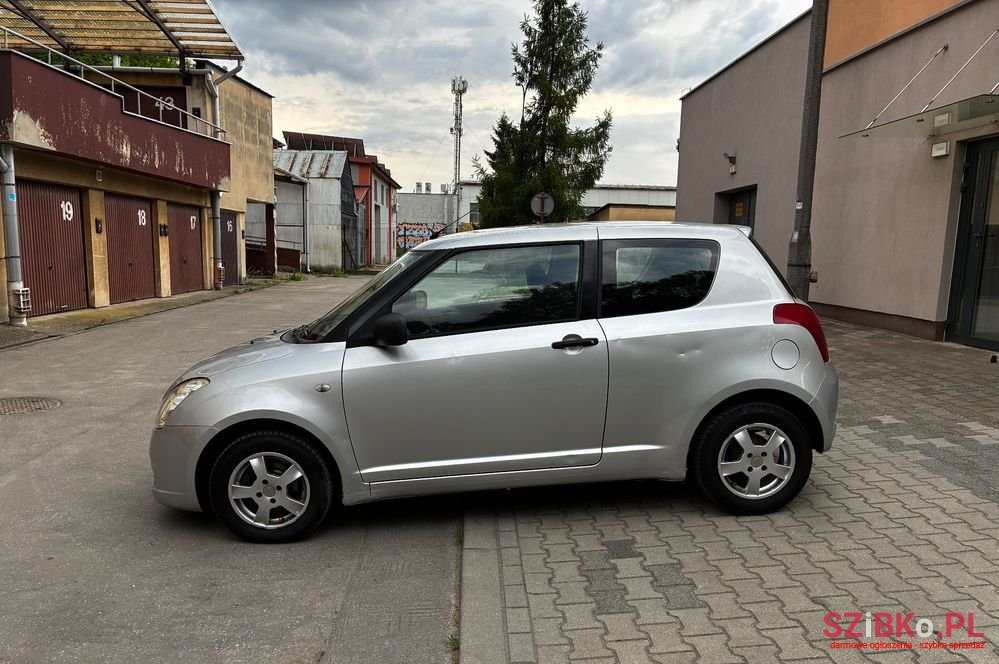 2005' Suzuki Swift 1.3 Sakura photo #2